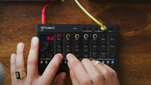 Caja De Ritmos Compacta Modulo T8 Roland Aira Compact T-8