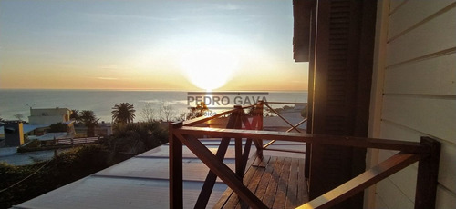 Cabaña De Madera En Venta En Punta Fría, Con Hermosas Vistas