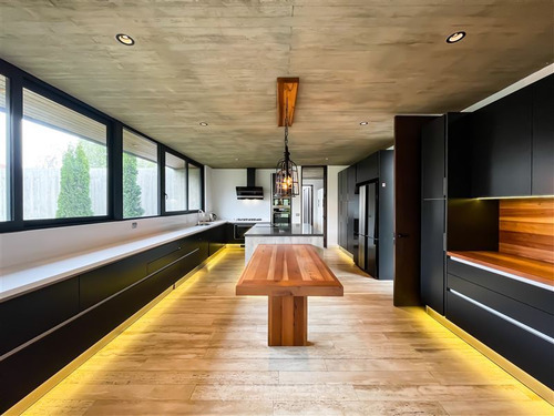 Casa Moderna En Venta De 7 Dorm. En Colina