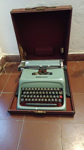 Máquina De Escribir Antigua Olivetti Studio 44