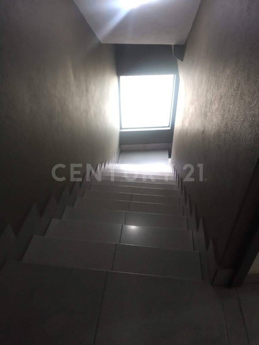 Increible Casa De 3 Niveles Que Combina, Practicidad Y Elegancia