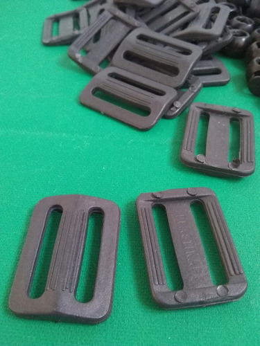 Regulador Pasador Doble De Plástico Negro Para Mochilas