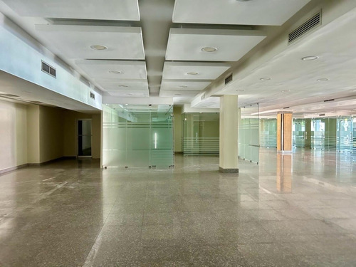 Local De 2,200m2 En Dos Niveles Para Oficinas En Naco