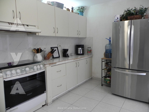 Casa En Venta, 3 Recámaras, 3 Niveles, Cuarto Servicio, Sm 43, Cancún