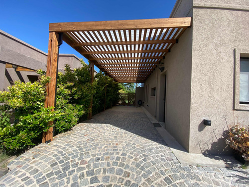 Venta De Excelente Casa. Barrio Santa Elena, Pilar Del Este