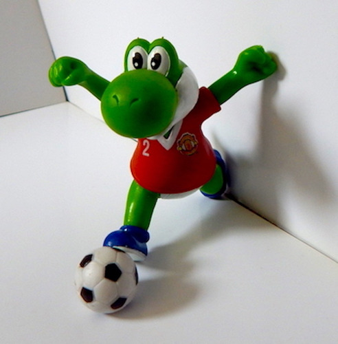Imagen 2 de 2 de Mario Bros Figura Gashapon Yoshi Pateando Manchester United