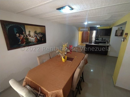 Se Vende Casa Los Samanes Urb. La Esmeraldas Maracay 23-6298 Al