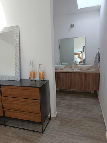 Reestrena Casa Súper Amplia Y Con Excelente Distribución