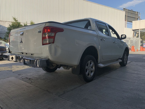 Imagen 6 de 15 de Mitsubishi L200 Diesel 4x4 Tm 2018
