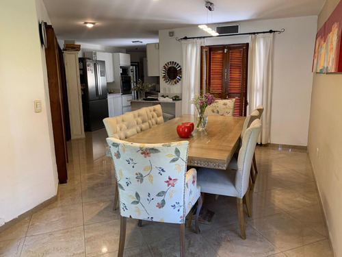 Casa En Venta De Cuatro Dormitorios En Alejandro Centeno, Zona Norte