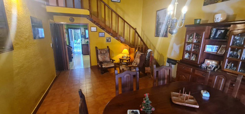 Casa Tipo Chalet De 5 Ambiente Con Gge Cubierto , Jardin,fondo , Quincho, 3 Baños, Desarrollada En 2 Plantas, Sobre Lote De 8.x 24 Mts