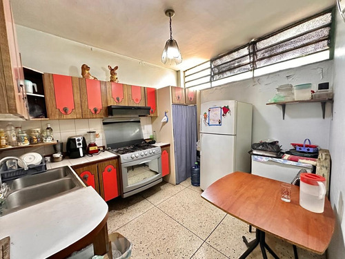 Catia. Edificio - Casa De Tres Niveles En Venta De 400m2