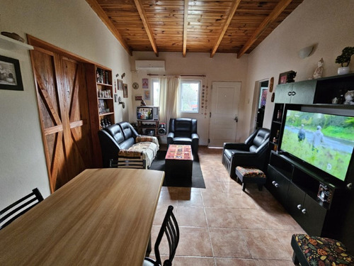 Casa De 4 Dormitorios, Dos Baños Completos, Garaje Y Jardin