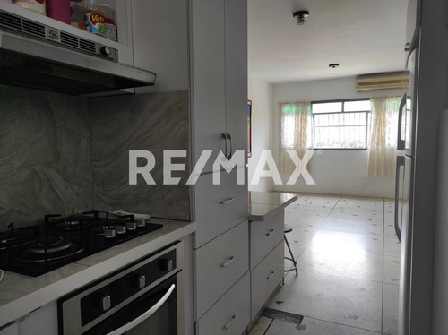Imagen 2 de 10 de Adriana Castellanos Vende Apartamento En Trigal Centro Con Balcón Y Cocina Empotrada Cod. 152098
