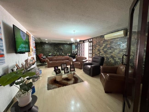 En Venta Casa En Prados Del Este, Calle Cerrada, Baruta.