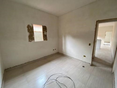 Imagem 13 de 17 de Casa No Bairro Savoy, Em Itanhaém, Litoral Sul De São Paulo, Localizada No Lado Serra. Possui Piscina, Churrasqueira E Vaga Para 02 Automóveis.
