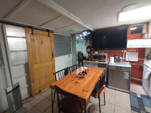 Casa De Dos Pisos De Tres Dormitorios Barrio Residencial