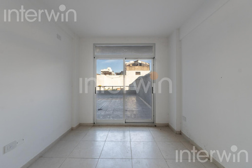 Departamento De 2 Ambientes Con Patio En Caballito - Venta -