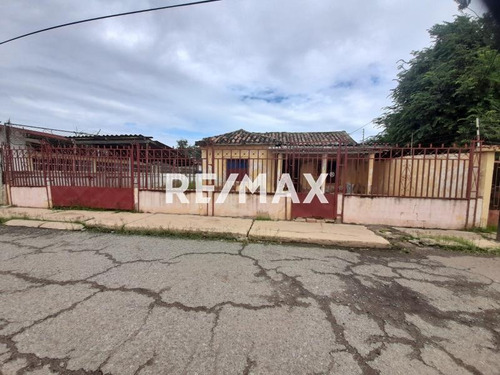 Re/max Acción - Venta De Amplia Parcela De Terreno En Coro Estado Falcón