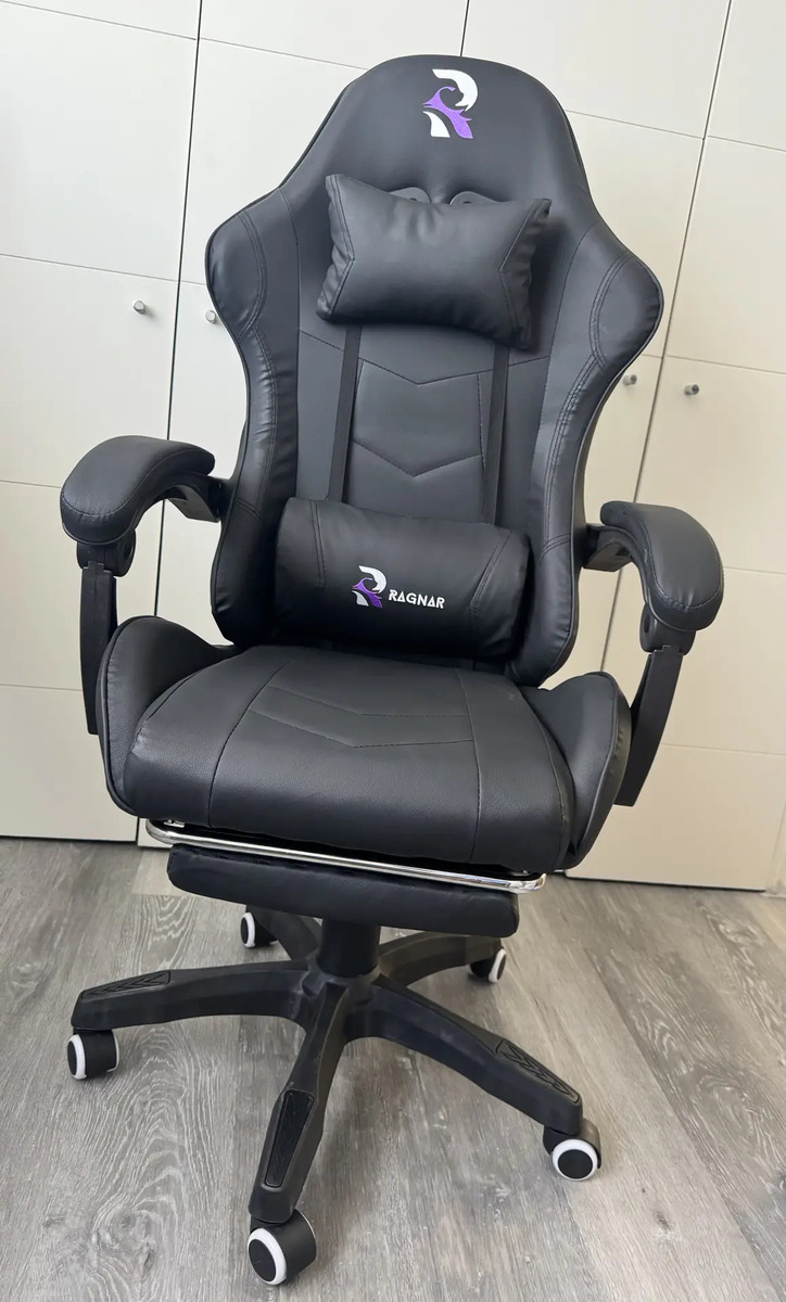 Foto real de Silla Gamer Negra De Escritorio Con Reposapiés Marca Ragnar