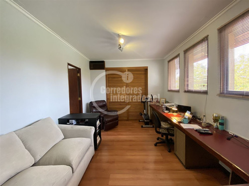 Casa En Venta De 7 Dorm. En Vitacura Santa María.san Benito.