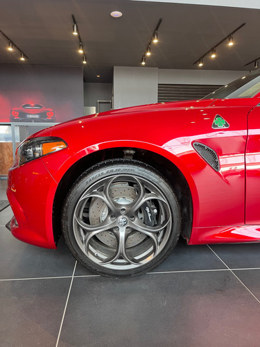 Alfa Romeo Giulia 2.9L Quadrifoglio Verde V6 Bi-Turbo At