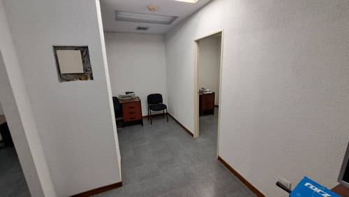 Np Vende Local Comercial Av. Bolivar C.c Guaparo Cod 277074
