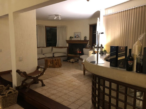 Casa En Venta De 5 Dormitorios En Lugano