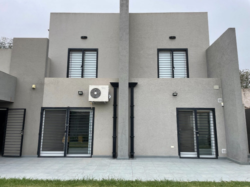 Casa En Venta De Categoría Luján B° Ayre De Los Arroyos. - Tomamos Dpto En Luján/caba/zona Sur
