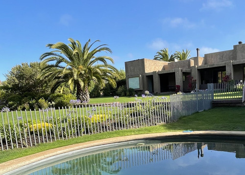 Casa Con Gran Jardín Formado En Dos Sitios