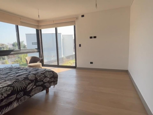 Moderna Casa Condominio Álvaro Casanova