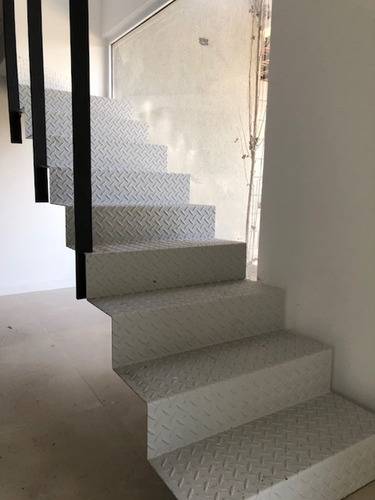 Calle 27 E/ 462 Y 464 City Bell. Dúplex En Venta 2 Dormitori