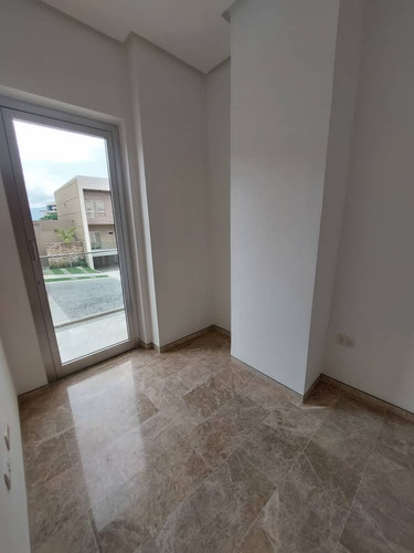 En Cumbres De Guataparo Townhouse A Estrenar Vende Saúl Osío
