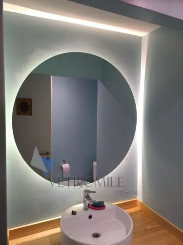 Baño espejo redondo. Pared simil calcareo. Buenos Aires , Argentina.
