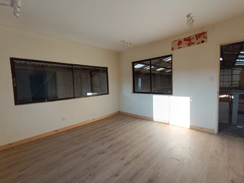 Arriendo Bodega 300 M2 Con Oficinas Y Trifasico, Quilicura
