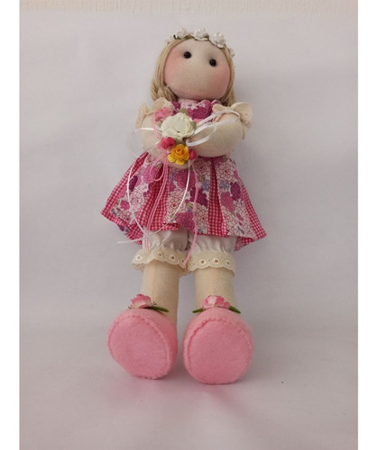 Muñeca De Tela Con Vestido Rosa Y Arreglo De Flores En Mano