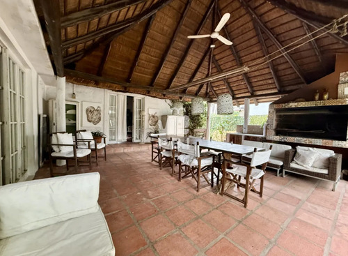 Venta De Casa En Pinares 4 Dormitorios - Ref : Pbi14730