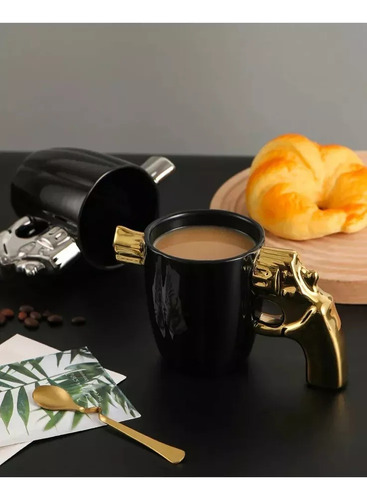 Una Taza De Cerámica Con Forma De Revólver, Estilo A