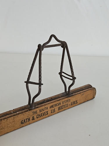 Antigua Percha Gath And Chaves Madera Publicidad (Usado)