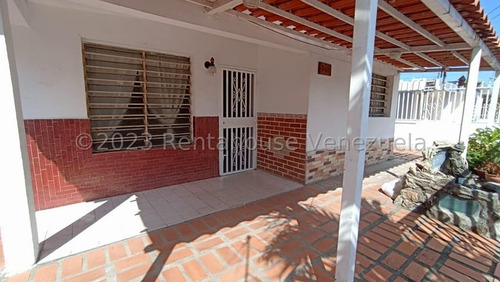 Casa En Venta En Patarata Barquisimeto 24-13257 Zegm