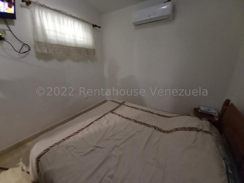 Edgar Centeno, Profesional Inmobiliario Vende Townhouse En Urbanizacion Monte Carmelo San Diego #22-15843