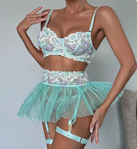 Hermoso Conjunto De Lencería Con Falda, Diseño Flores!