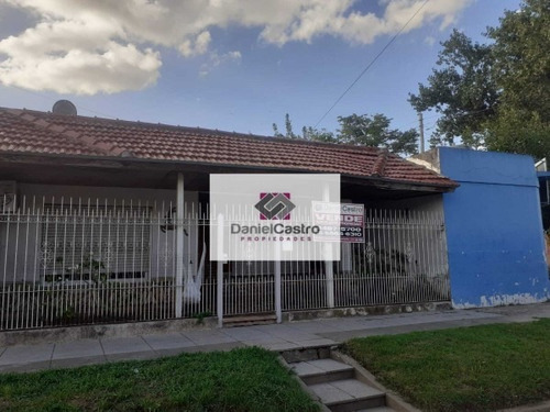 Casa En Esquina Con Local Y Departamento , Rafael Castillo