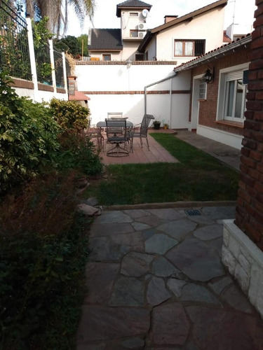 Casa En Venta - 2 Dormitorios 1 Baño - Cochera - 250mts2 - Morón