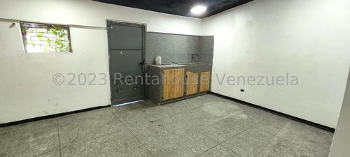 Local Comercial En Venta En Las Mercedes Cabudare Consta De 3 Locales En Uno Con Maravillosa Distribución, Área De Cocina, Oficina Y Un Baño Gabriela C.