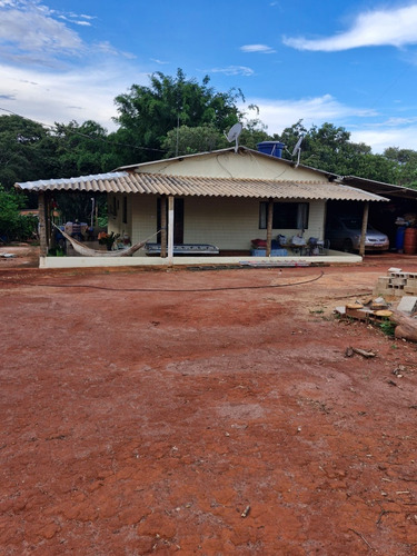 A Casa Tem 3 Quartos Sendo Uma Suíte 