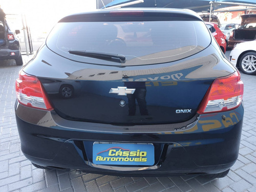 Imagem 4 de 15 de Chevrolet Onix 1.0 Mpfi Ls 8v Flex 4p Manual