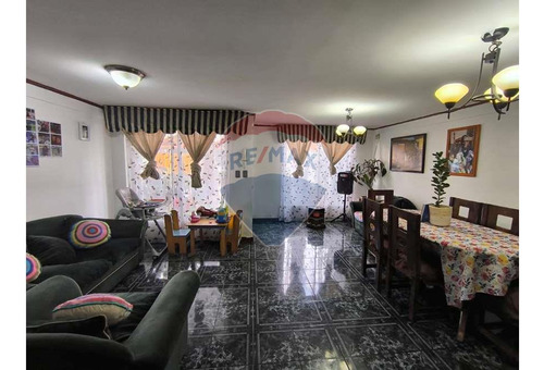 Venta De Amplia Y Cómoda Casa En Maipú