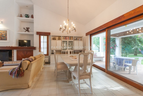 Hermosa Casa En Mansa Ideal Para Vivir Todo El Año- Ref: 2716