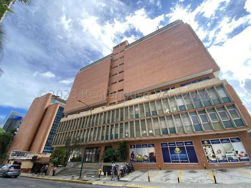 Alquilo Excelente Local Comercial De 1 Solo Nivel Y 1 Solo Ambiente A Pie De Calle Con Fachada Frontal Y Vitrina Directa Al Punto De Tránsito El Rosal !!! Ideal Para Diversos Modelos De Negocio..!!!